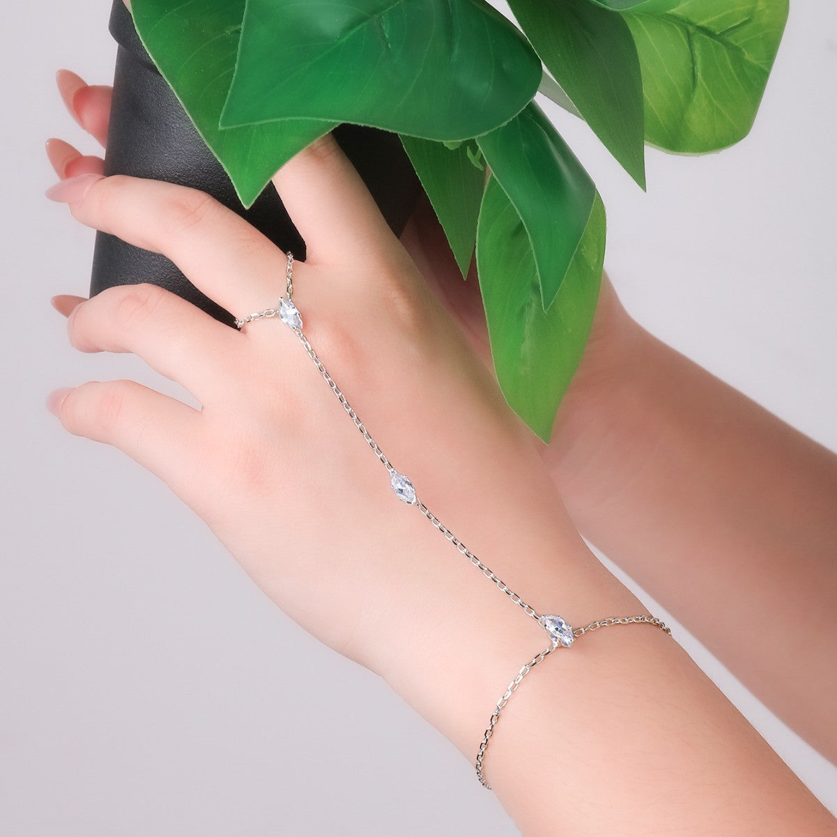 Minimalist Ultra-glamorous Marquise-cut Zircon Fingerless Bracelet